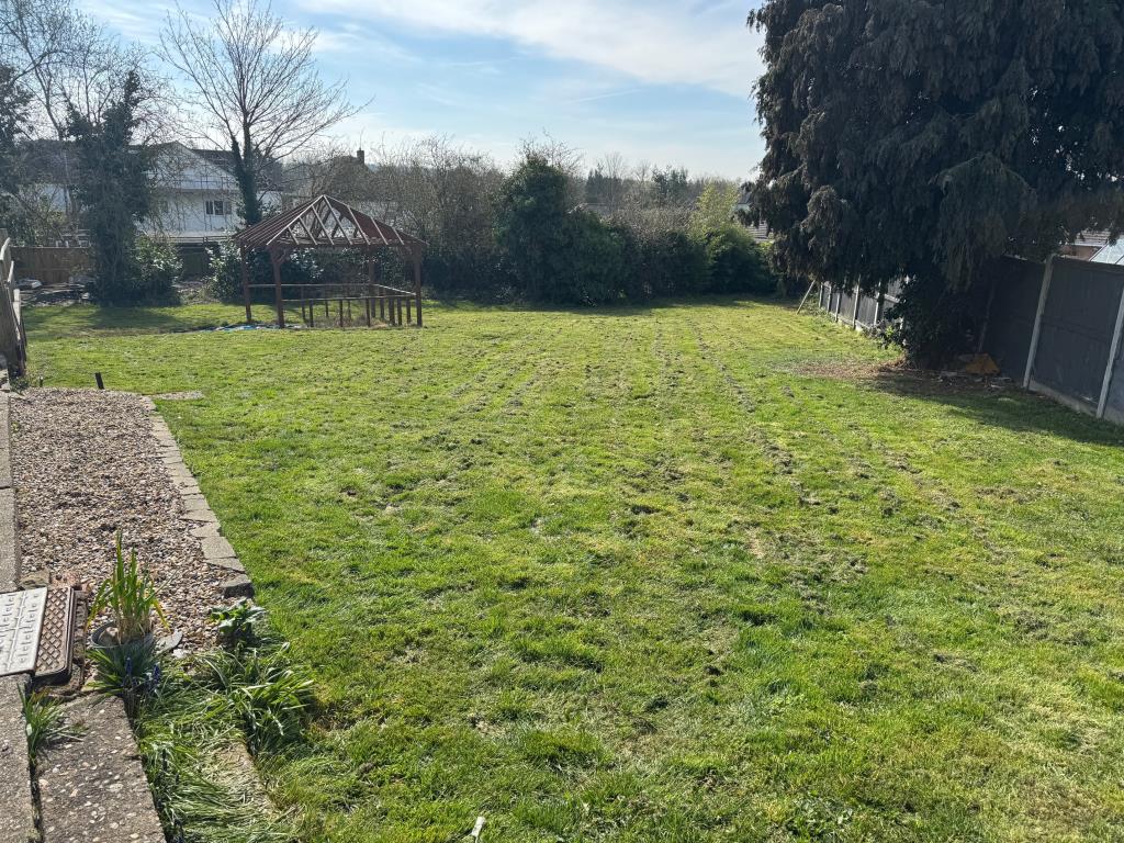 Lot: 124 - DETACHED BUNGALOW ON GOOD SIZE PLOT WITH BRICK OUTBUILDING - Garden